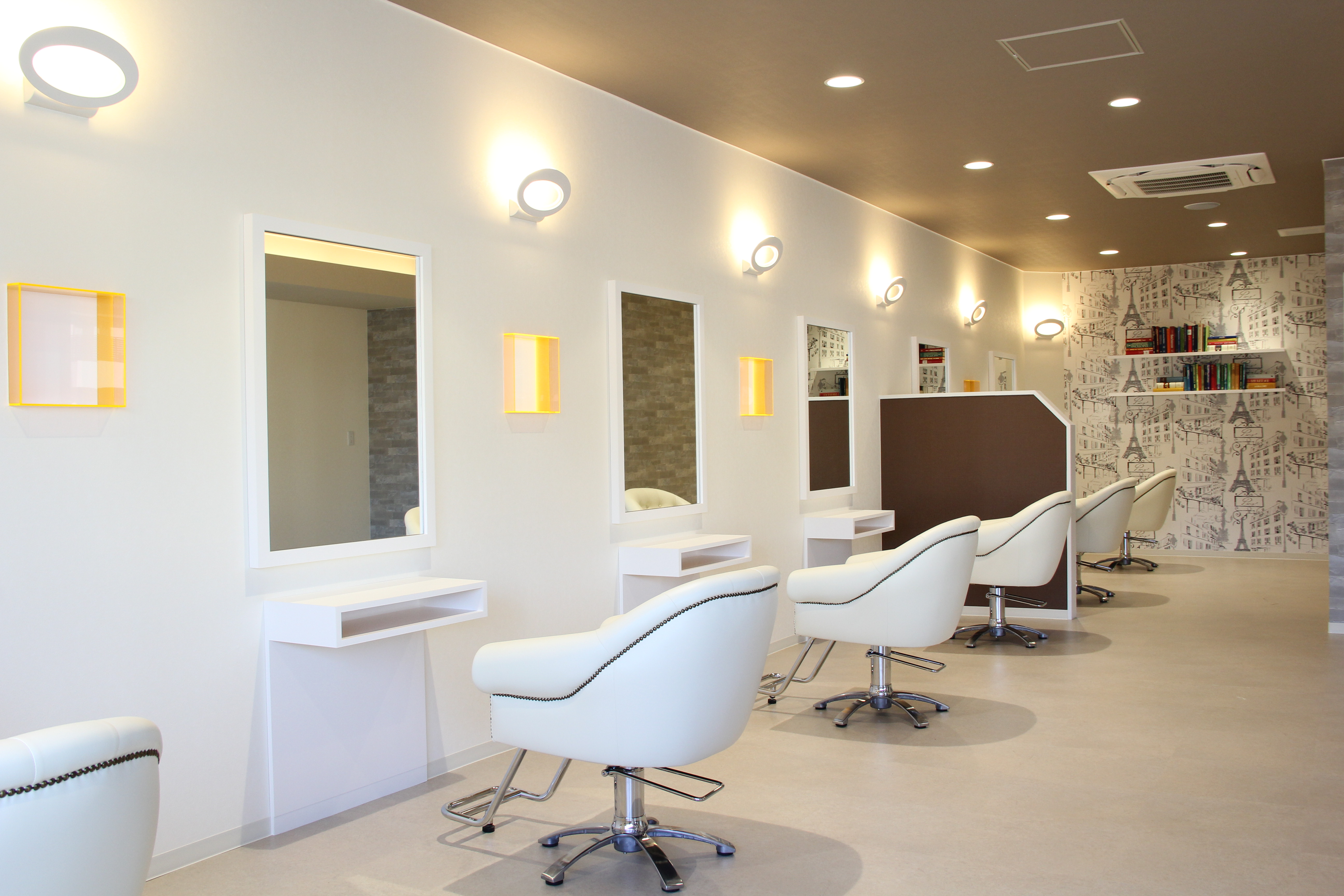 TEAM hair店内のセット席とドット柄の壁紙