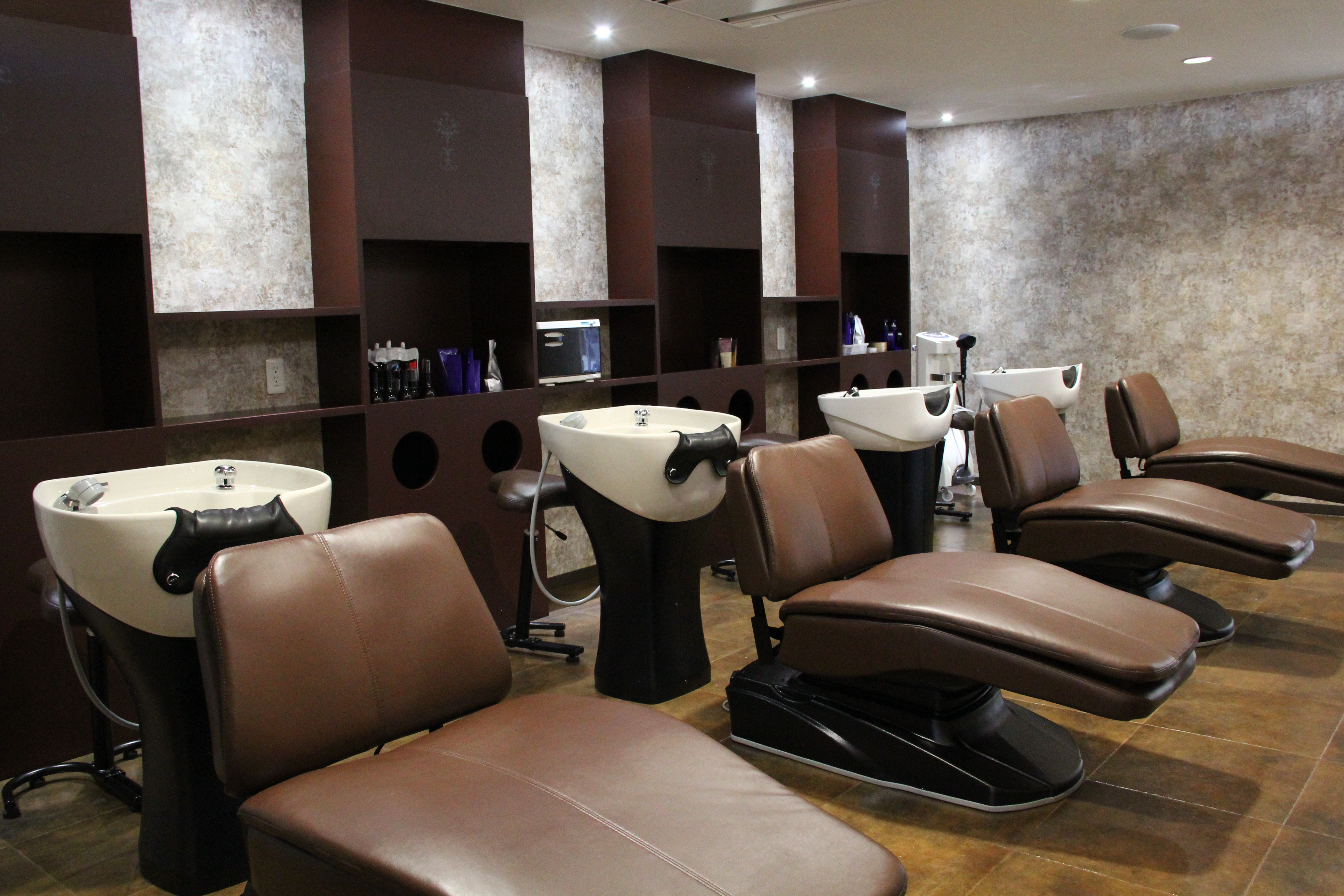 TEAM hair店内のシャンプー台が並ぶ落ち着いた雰囲気の空間